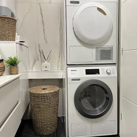 Sky Hill موستار